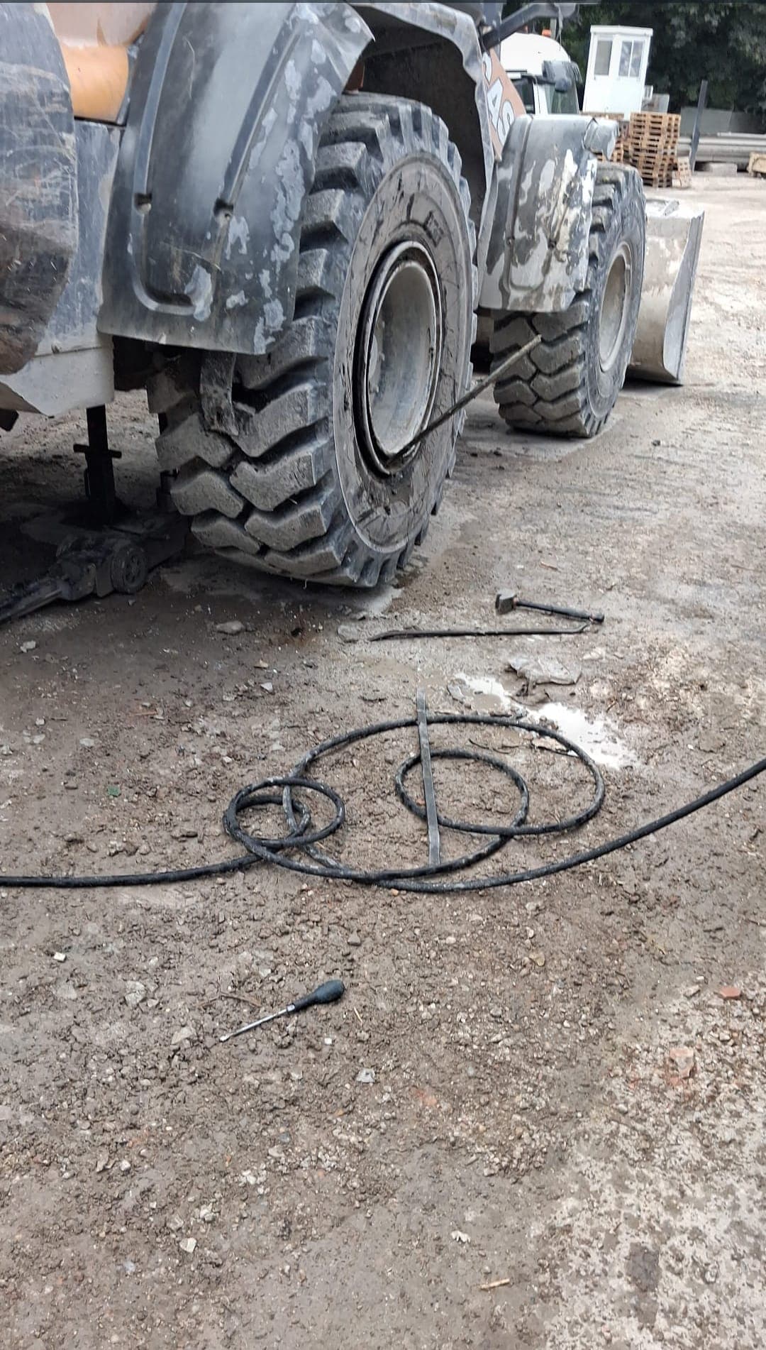 Intervention pneu sur chargeuse de chantier