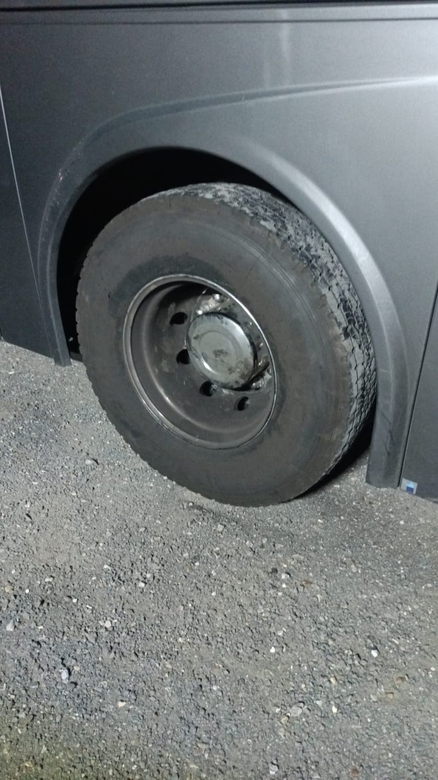Intervention de nuit sur roue de bus