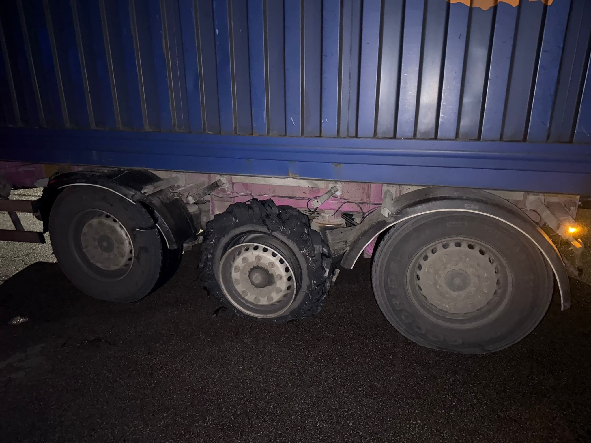 Pneu éclaté sur semi-remorque, intervention de nuit